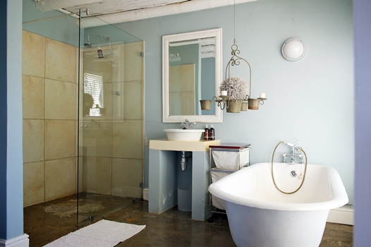 Bathtub in the Pumphouse honeymoon cottage at South Hill